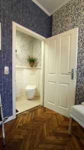 Bick vom Schlafzimmer ins Bad